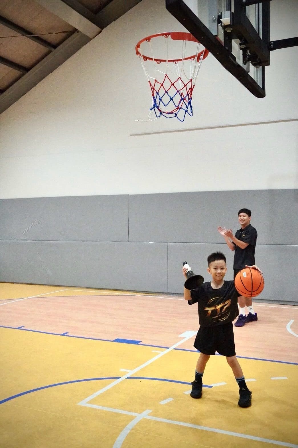 TTP 學員完成訓練,教練在一旁鼓掌