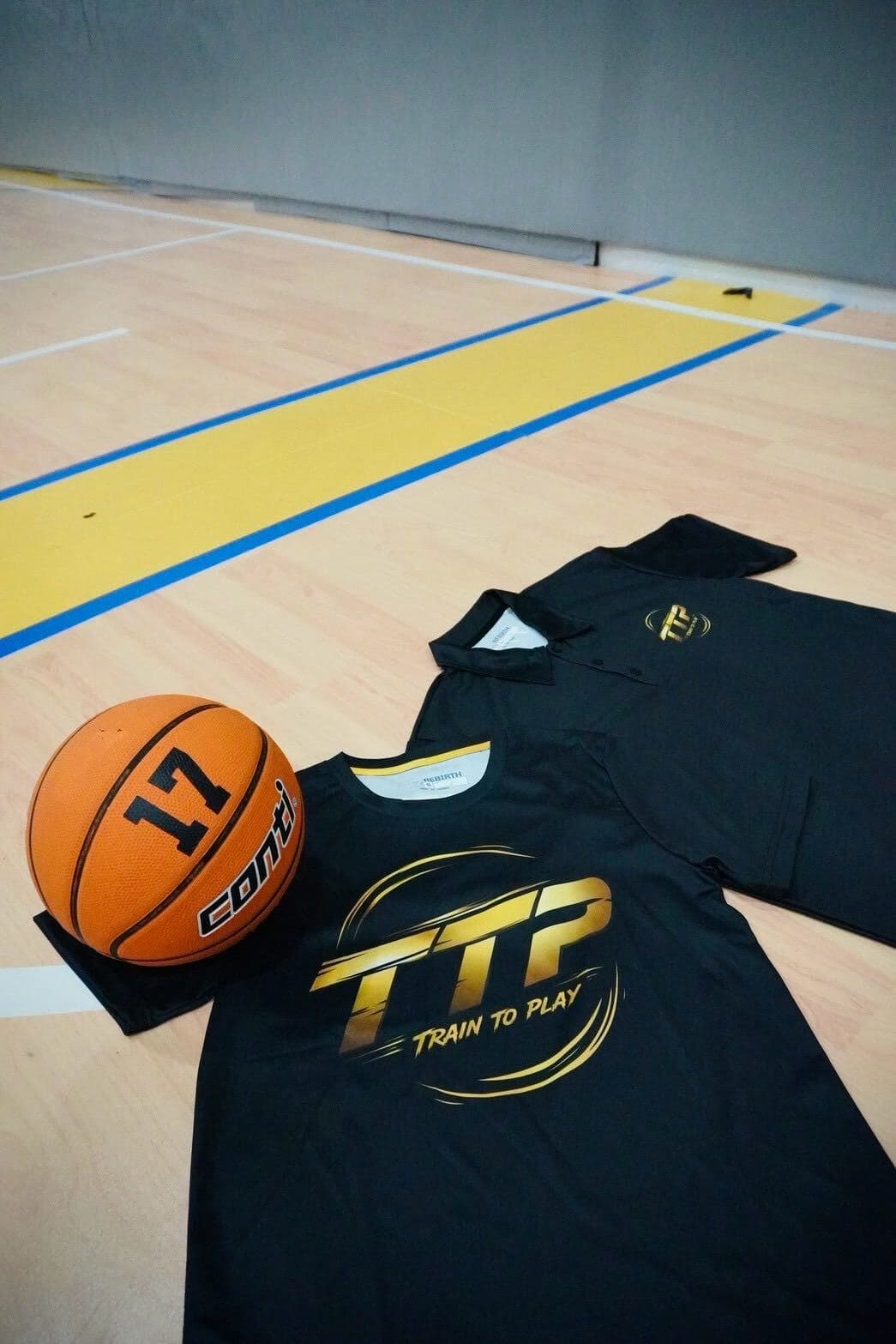 TTP 隊服與比賽用球放在球場木地板上