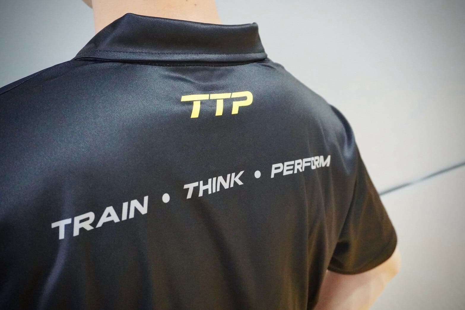 TTP 隊服背面的 TRAIN・THINK・PERFORM 字樣